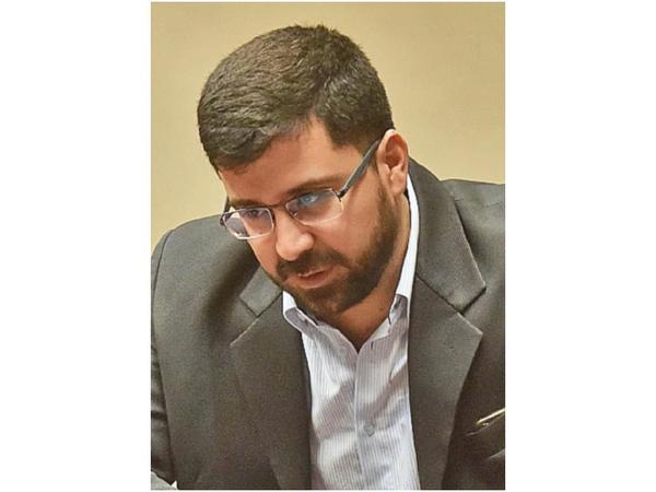 Respiradores faltan por prebendas, dice Villarejo