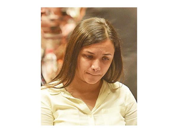 Diputada Narváez pide suspensión por un año