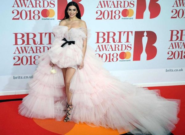 Dua Lipa anticipa la salida de “Future Nostalgia” y pospone su gira europea - Música - ABC Color