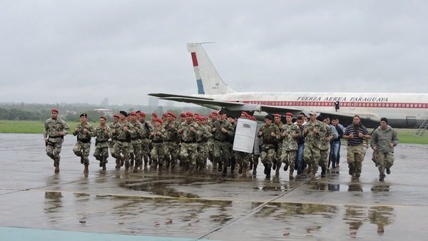 Militares colaboran con recepción de paraguayos que regresan del exterior