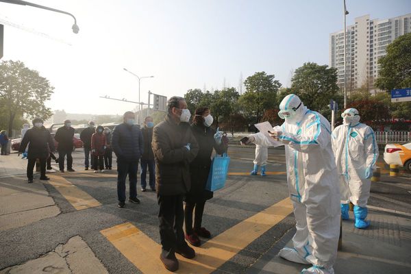 Wuhan vislumbra fin de un confinamiento que se extiende por el planeta