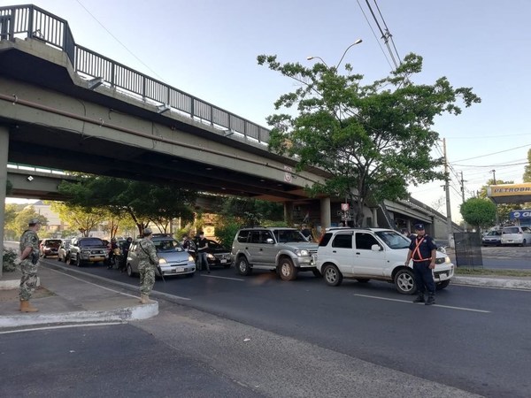 Uniformados siguen realizando arduos trabajos de control