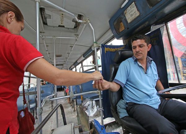 Choferes y empresarios proponen paro total de buses para frenar propagación de coronavirus