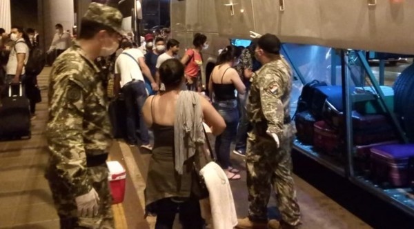 Paraguayos llegan al país desde Sâo Paulo y se aglomeran a la espera del traslado