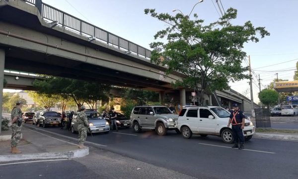 Policías y militares realizan estrictos controles en varios puntos