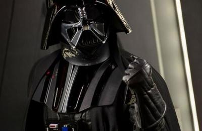Darth Vader surfer: La extravagante protección de una mujer contra el coronavirus para ir de compras - SNT