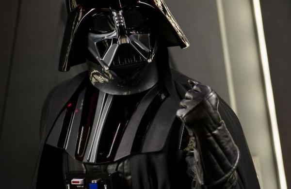 Darth Vader surfer: La extravagante protección de una mujer contra el coronavirus para ir de compras - SNT