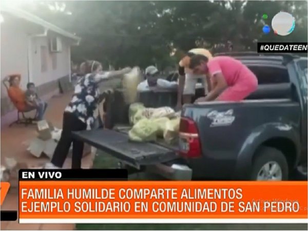 Familia reparte víveres a sus vecinos más humildes en Santaní