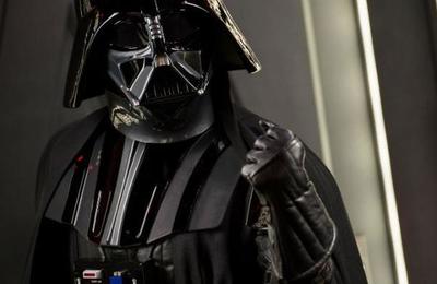 Darth Vader surfer: La extravagante protección de una mujer contra el coronavirus para ir de compras - C9N