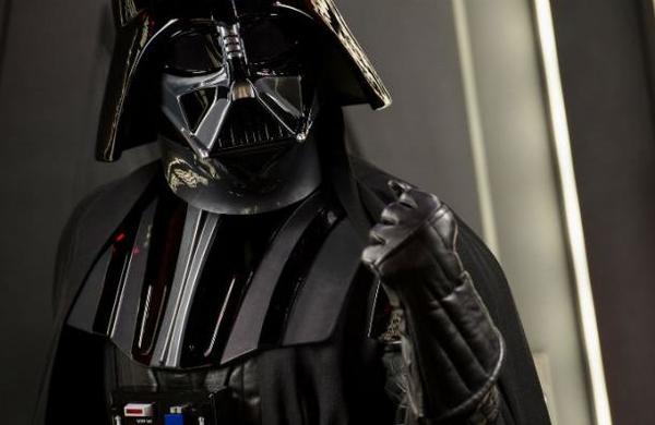 Darth Vader surfer: La extravagante protección de una mujer contra el coronavirus para ir de compras - C9N