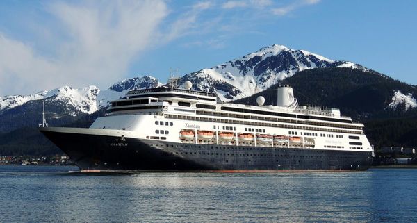 Crucero con enfermos mendiga puerto en Sudamérica