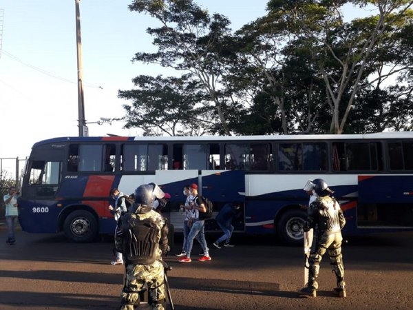 Paraguayos no ingresan al país y guardarán cuarentena en Foz de Yguazú