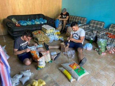 Jóvenes solidarios reparten víveres a personas de escasos recursos