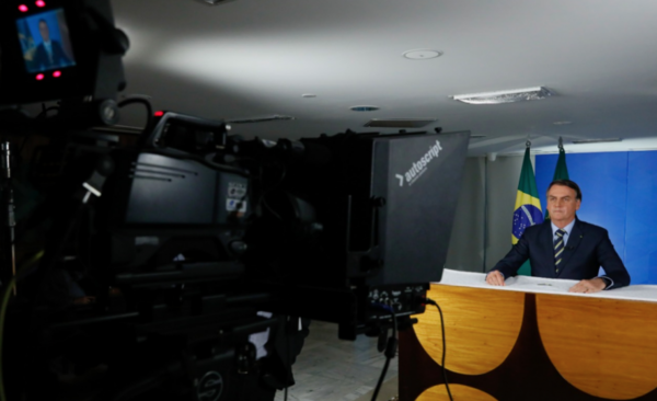 HOY / Bolsonaro minimiza riesgos de coronavirus y pide reanudar todas las actividades