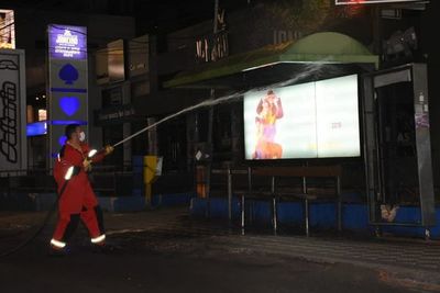 Desinfectan paradas, mercados y otros espacios públicos en Asunción - Nacionales - ABC Color
