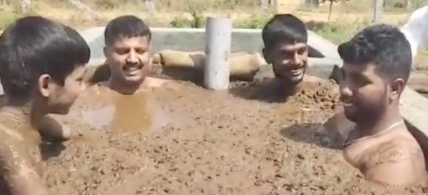 Arrieros se bañan en popó de vaca | Crónica