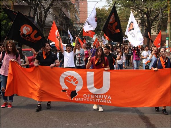 Estudiantes exigen cese de cobro de cuotas en universidades privadas