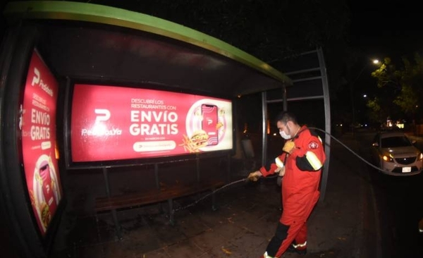 HOY / Funcionarios desinfectan paradas y calles de Asunción