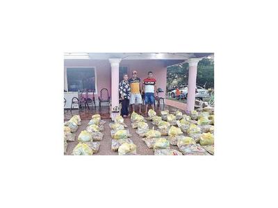 Una familia entrega  kits a trabajadores informales en Santaní