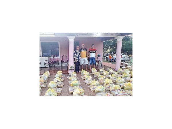 Una familia entrega  kits a trabajadores informales en Santaní