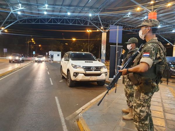 Urgen ayuda: paraguayos debieron dormir en el Puente de la Amistad - Nacionales - ABC Color