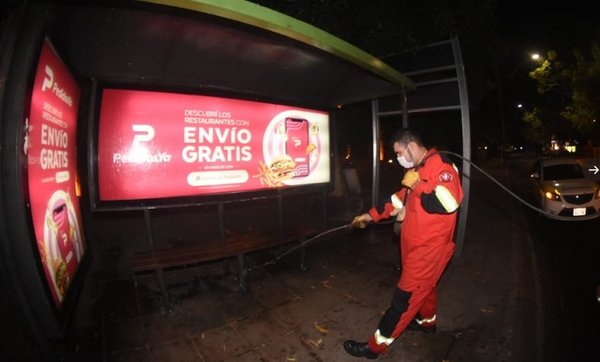 Limpian y desinfectan paradas de buses de varias zonas de Asunción | Noticias Paraguay
