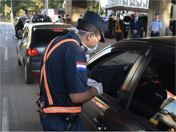 Policía y militares continúan con controles rigurosos para hacer cumplir la cuarentena total