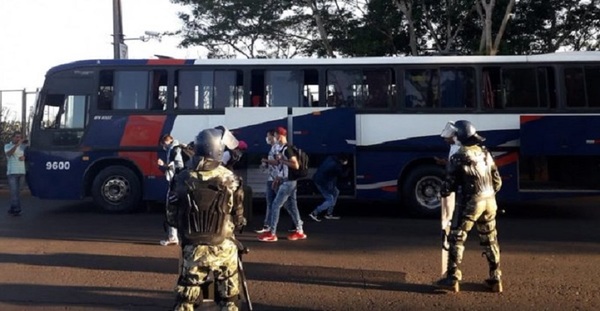 Paraguayos varados en el puente de la Amistad cumplirán cuarentena en Foz de Yguasu