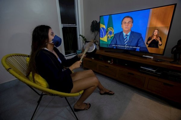 Bolsonaro califica a la Covid-19 de “gripecita” y critica el confinamiento