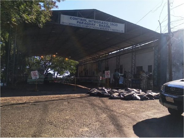 Paraguayos varados en Puente de la Amistad, albergados en un tinglado