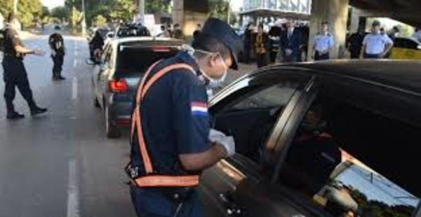 Policía y militares continúan con controles rigurosos para hacer cumplir la cuarentena total