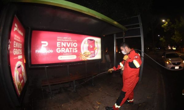 Desinfectan paradas de buses y otros espacios públicos en Asunción