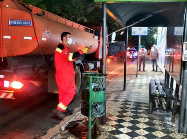 Comuna capitalina desinfecta sitios con aglomeración de personas