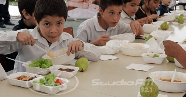 Padres piden entrega de almuerzo escolar en barrio carenciado