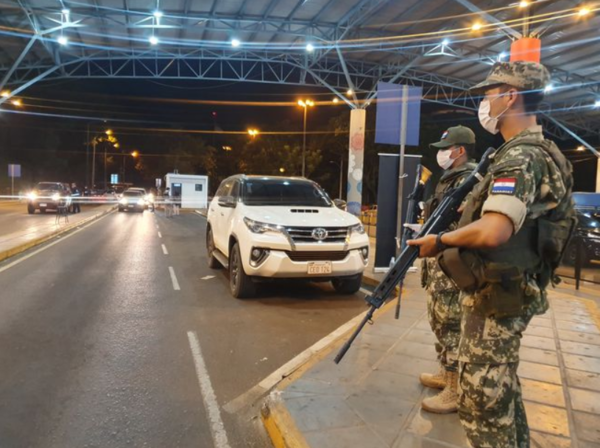 URGEN AYUDA: PARAGUAYOS DEBIERON DORMIR EN EL PUENTE DE LA AMISTAD