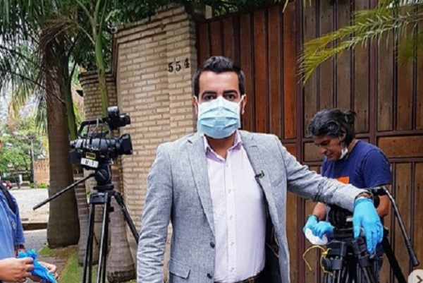 Con tapabocas y guantes, Gualdir Domínguez fue a hacer una entrevista