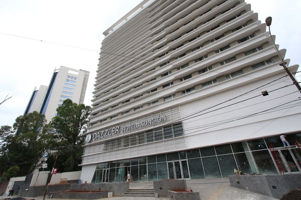 Personas que estaban en hotel son trasladadas hasta academia militar