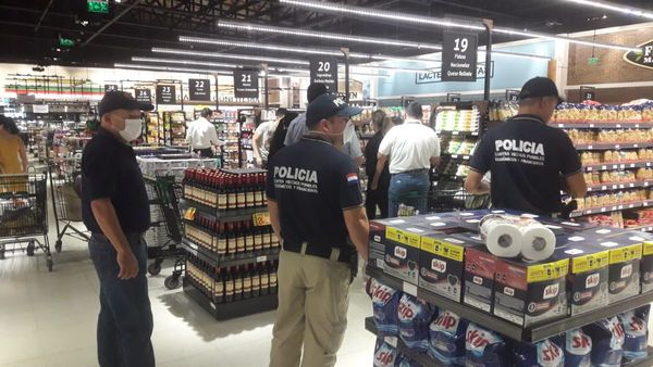 Equipo del MAG verifica precios en supermercados