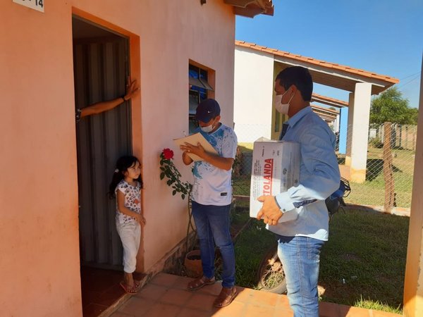 Director de escuela repartió leche a los alumnos afectados por la cuarentena