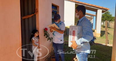 Director de escuela repartió leche a los alumnos afectados por la cuarentena