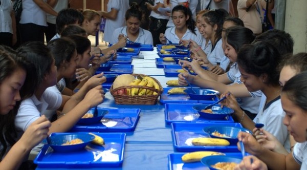 Gobernación solicita al MEC y DNCP continuar con merienda y almuerzo escolar - .::RADIO NACIONAL::.