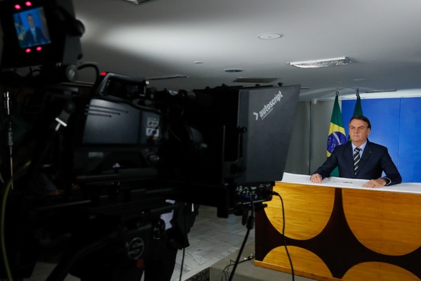 Bolsonaro menosprecia el avance del Covid-19 y exige el fin del aislamiento