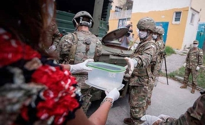HOY / El ejército argentino comienza a repartir alimentos por la cuarentena