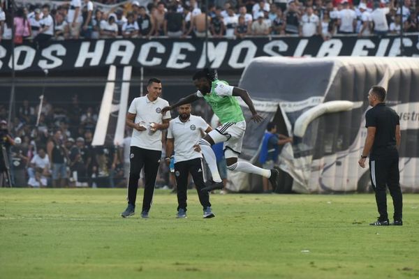 Adebayor: cuatro partidos, una expulsión y ningún gol - Olimpia - ABC Color