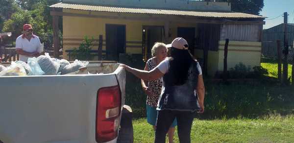 En Puentesiño, las autoridades locales distribuyen víveres