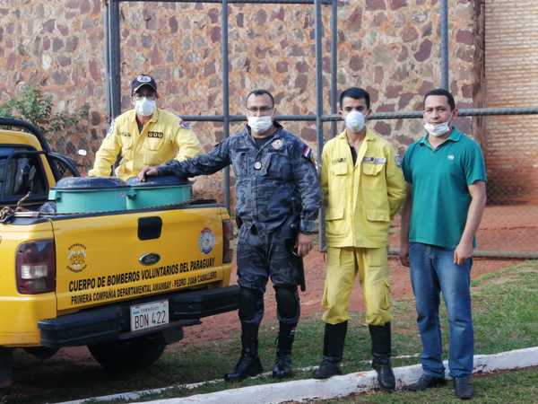 Personas privadas de libertad donan lavandina a bomberos voluntarios de PJC | .::Agencia IP::.