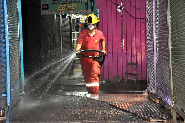 Municipalidad de Asunción realizó tareas de desinfección en el Mercado N°4 y alrededores