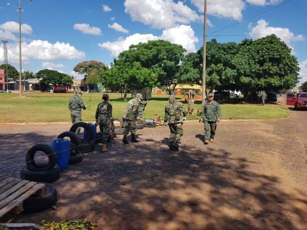 Alambre de pua para impedir tránsito peatonal en la línea de frontera