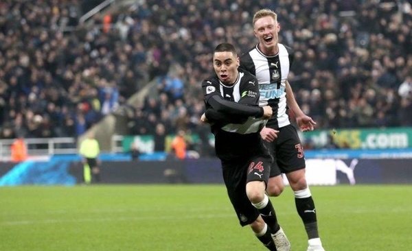 HOY / El fútbol inglés analiza rebajar los salarios