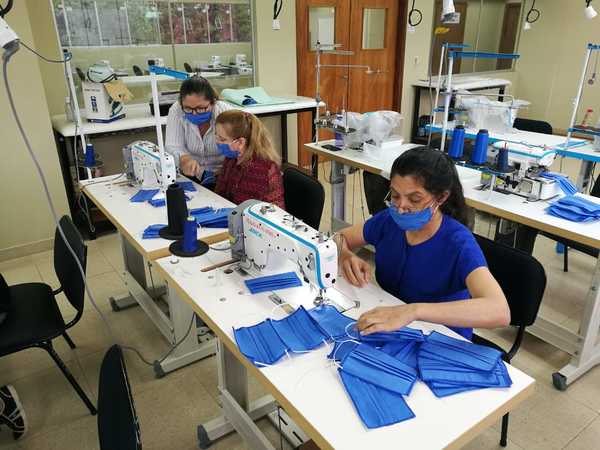 Instructoras del SNPP confeccionan tapabocas y kits para médicos » Ñanduti